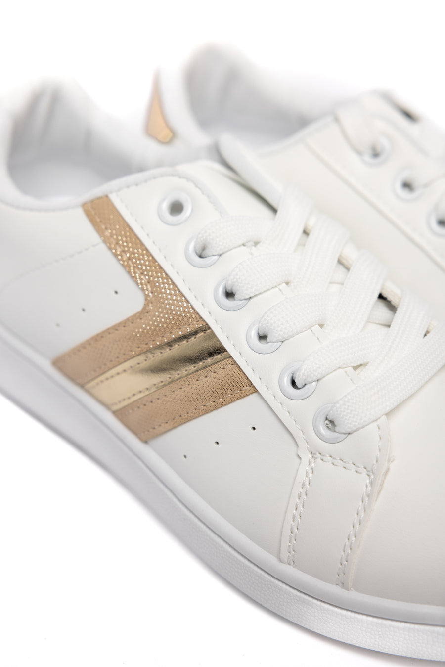 Sneaker Urbanas Blancas con Detalles Dorados