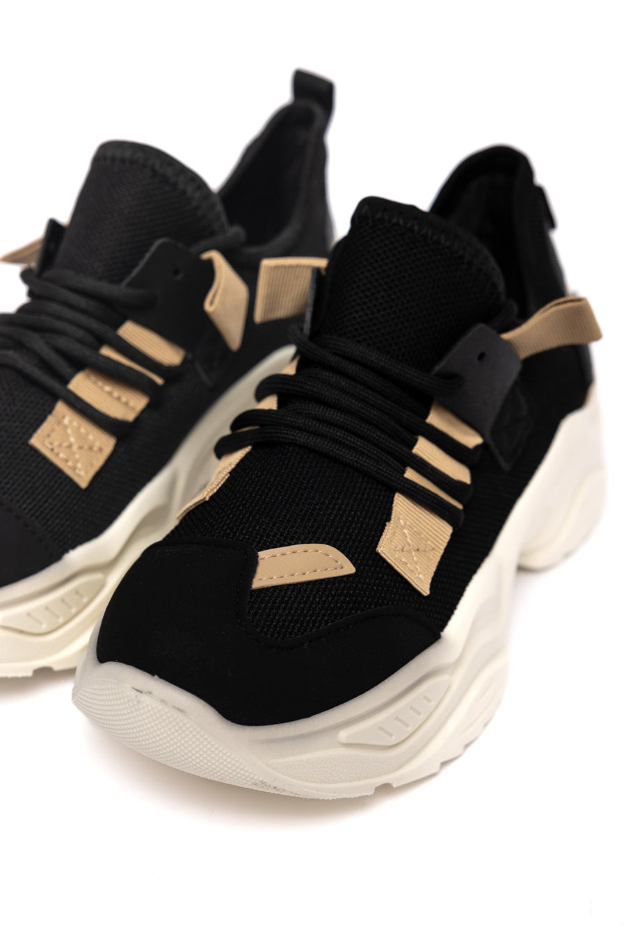 Sneaker Urbana Negra con Detalles Dorados