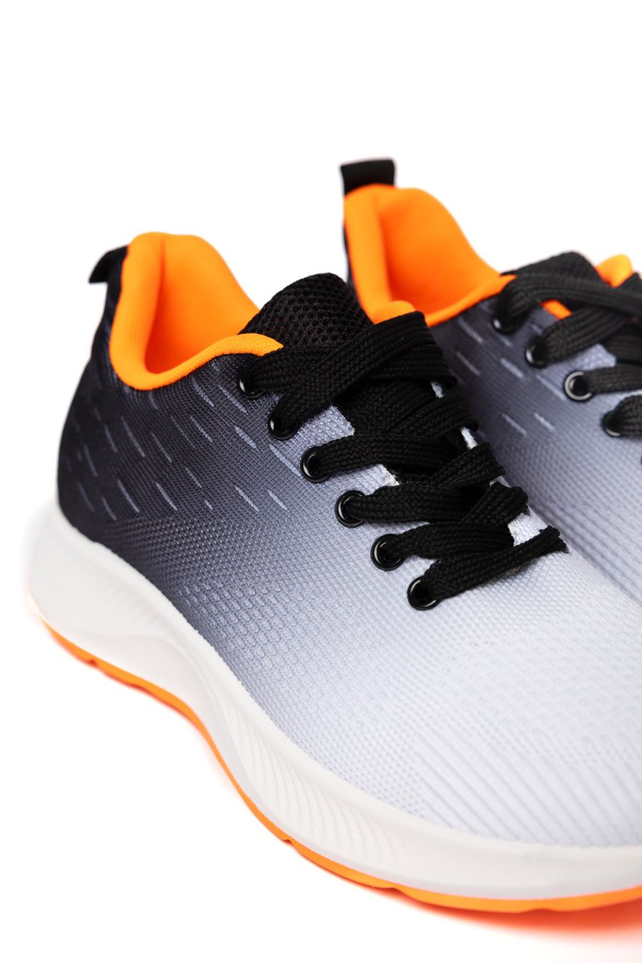 Sneaker Bicolores con Detalles Naranjas