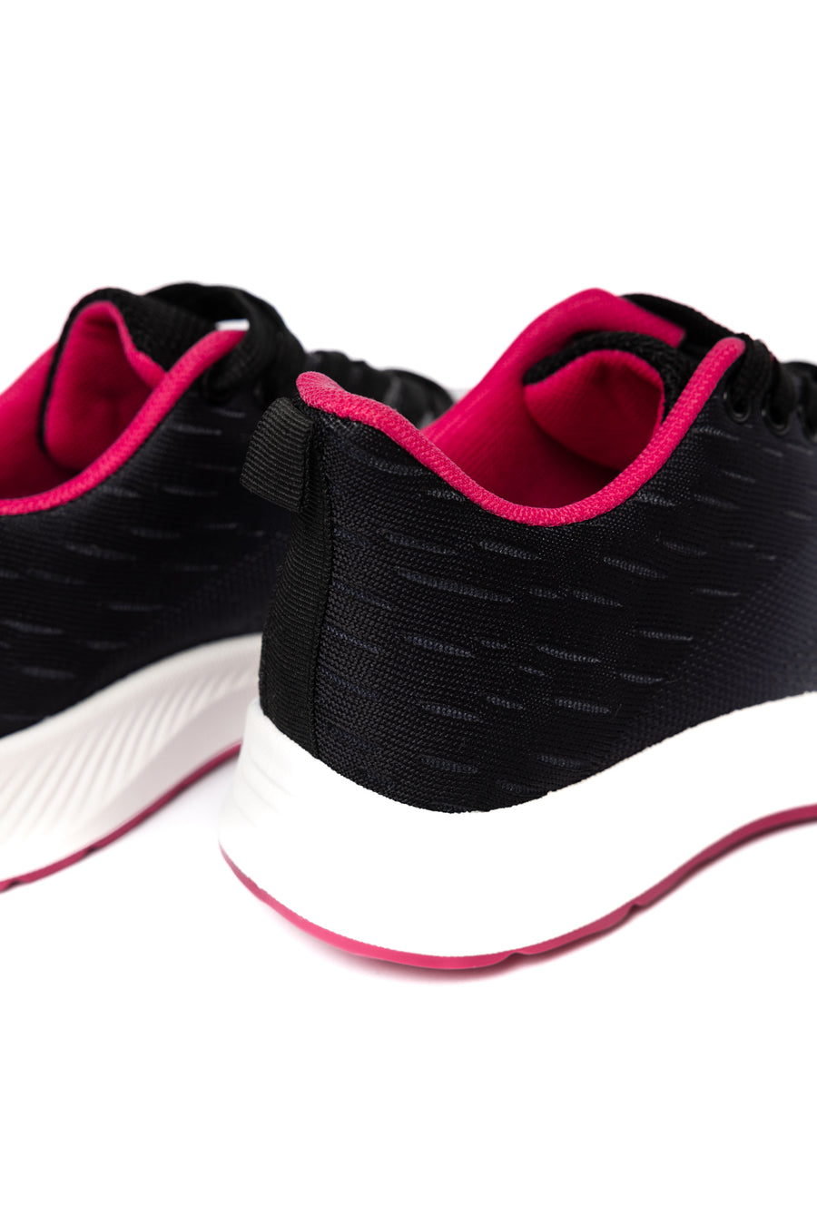 Sneaker en Tonos Grises con Acentos Fucsia