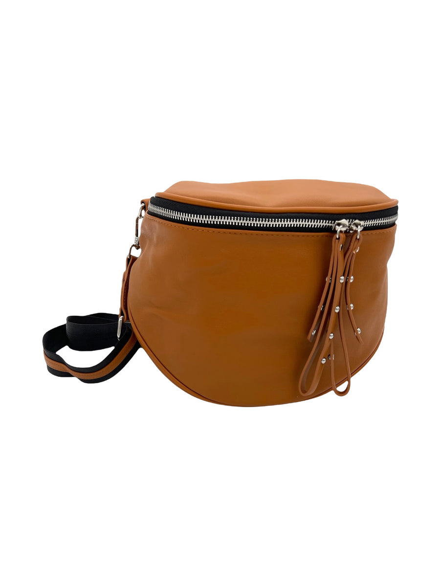 Bolso bandolera con tachuelas